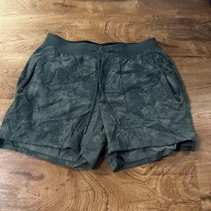 Men’s lululemon 5in shorts
